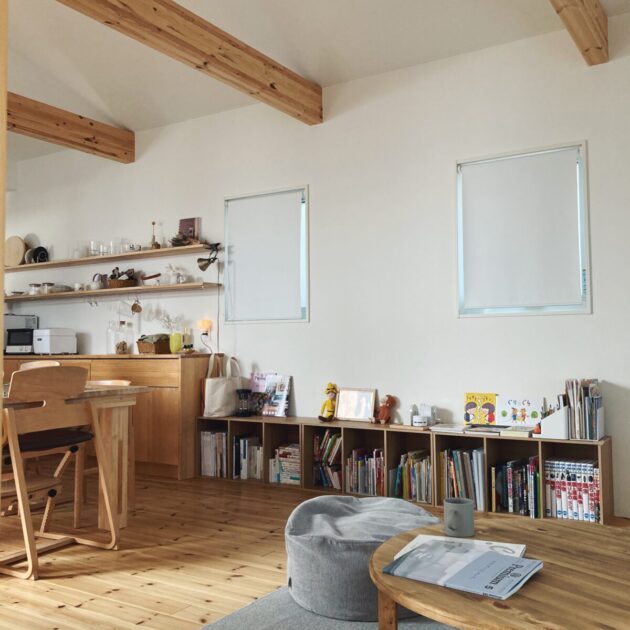 【暮らしのインテリア】日常に欠かすことのできない本のある暮らし〜中庭があるロの字型の家（y_home_1225さん） | ムクリ[mukuri]