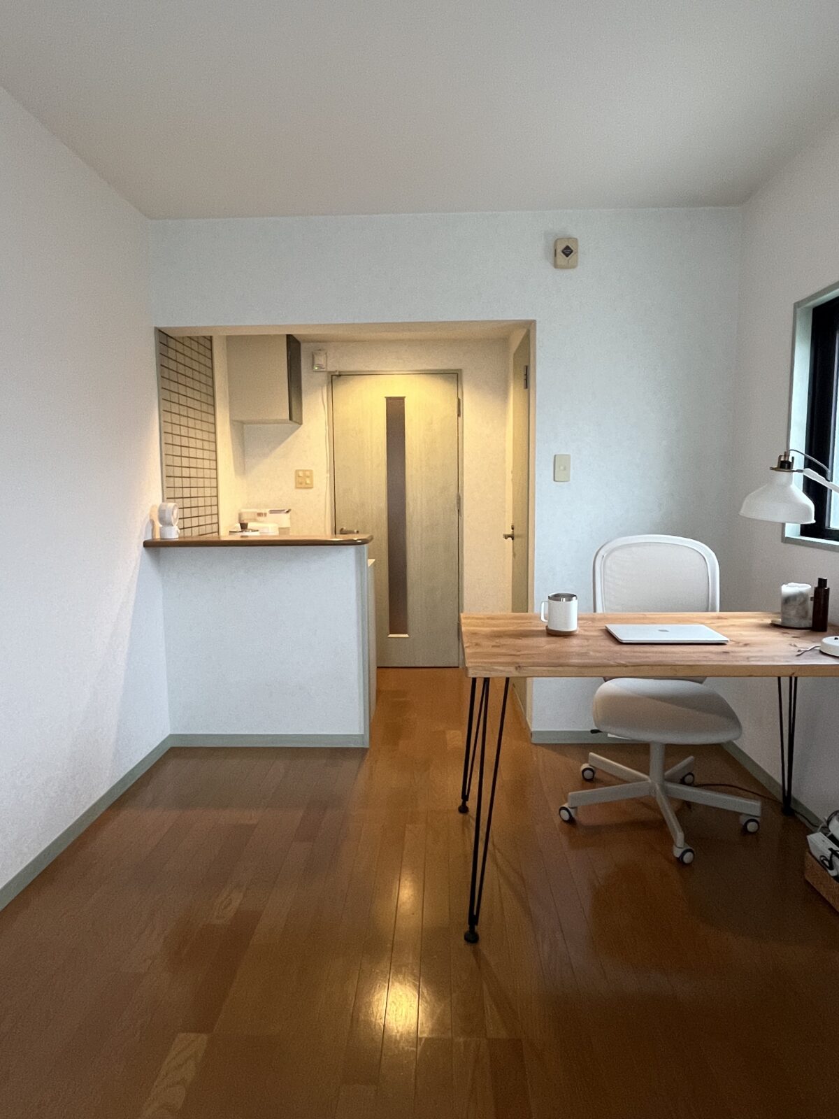 【最終値下げ】シンプル　机　どんな部屋にもあう　リメイクにも 最終値下げ】シンプル 机 どんな部屋にもあう リメイクにも おしゃれで